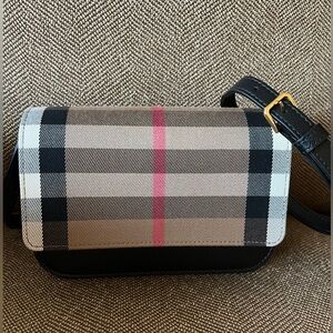 Burberry purse